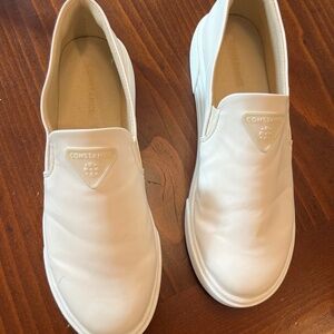 Like new slip on sneakers